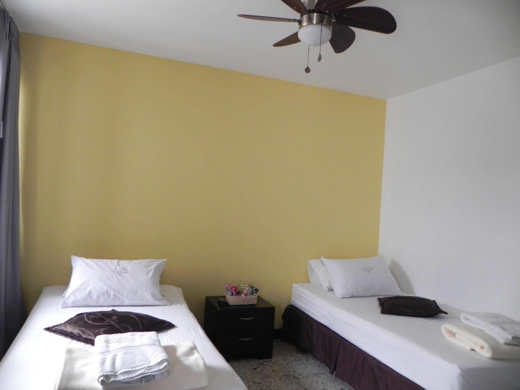 Hostal Tamarindo Inn 메딜린 외부 사진