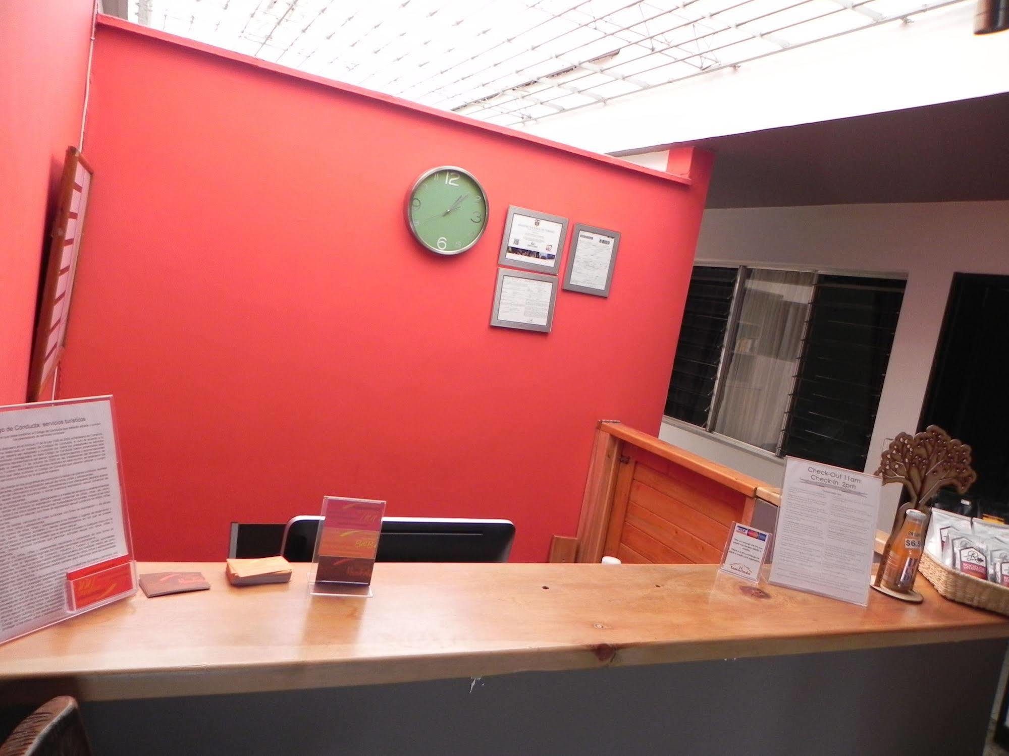 Hostal Tamarindo Inn 메딜린 외부 사진