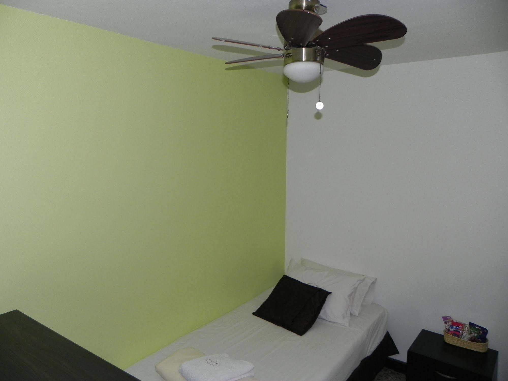Hostal Tamarindo Inn 메딜린 외부 사진