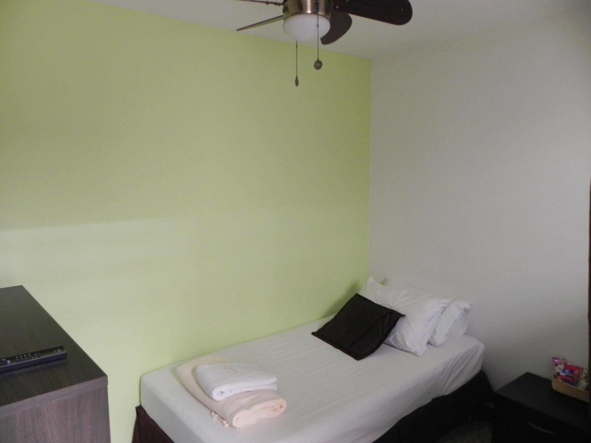 Hostal Tamarindo Inn 메딜린 외부 사진