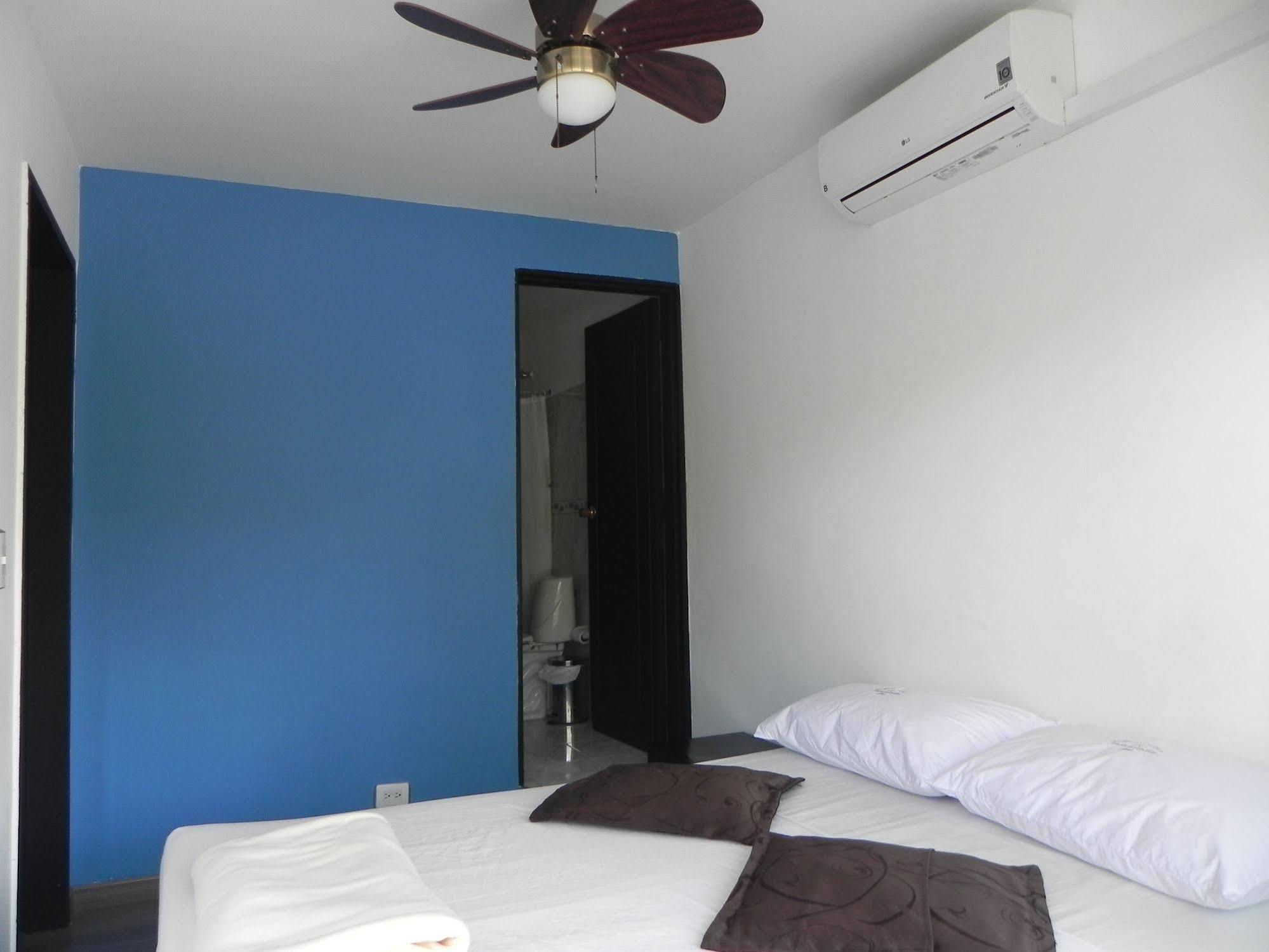 Hostal Tamarindo Inn 메딜린 외부 사진