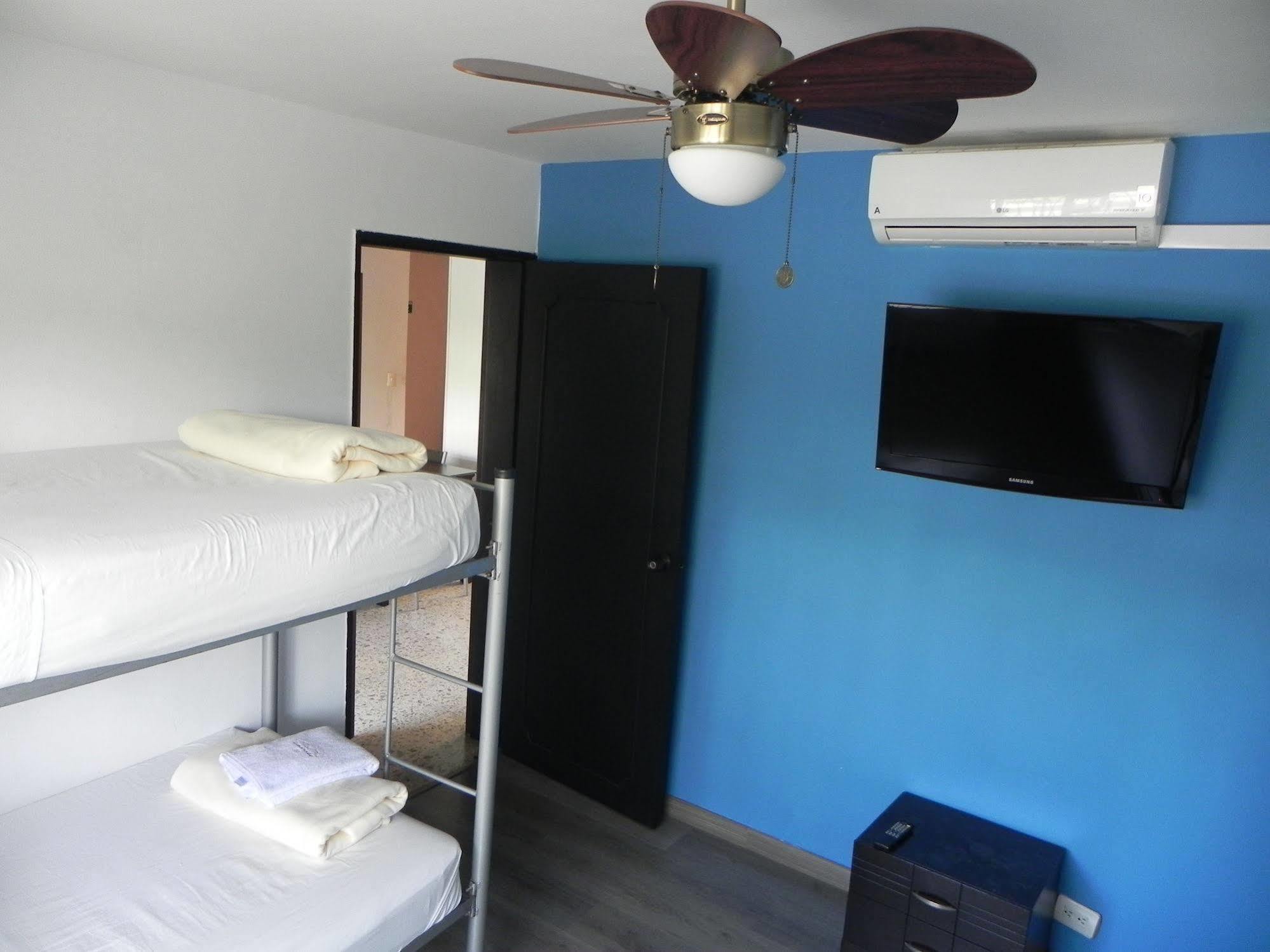 Hostal Tamarindo Inn 메딜린 외부 사진