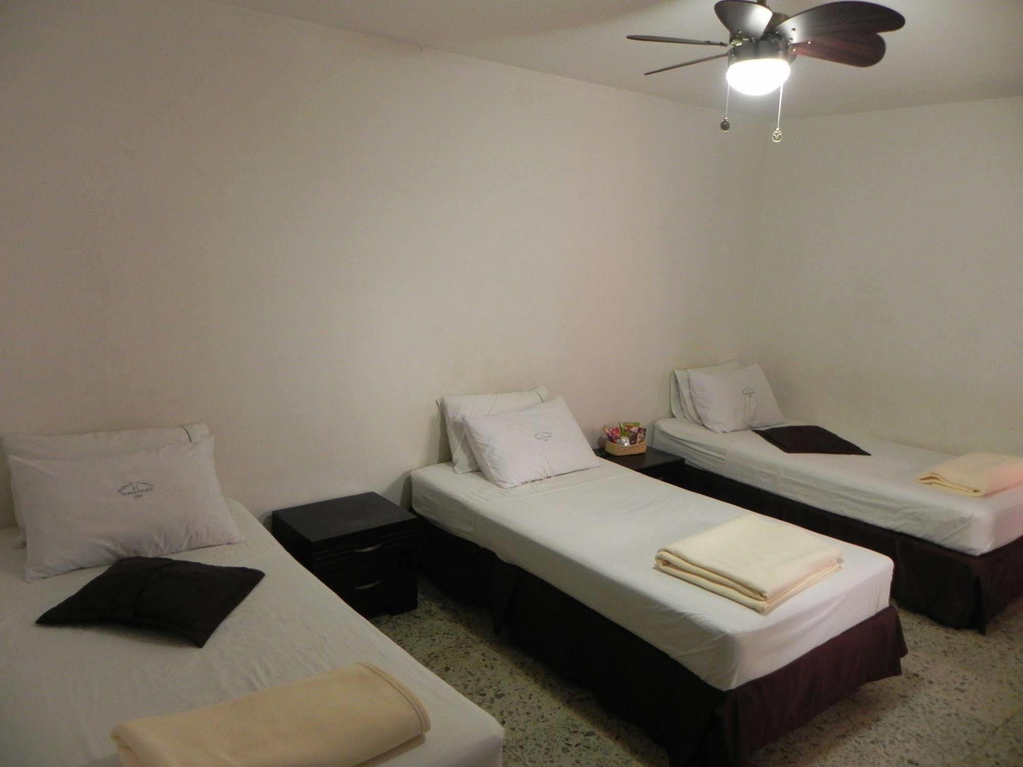 Hostal Tamarindo Inn 메딜린 외부 사진