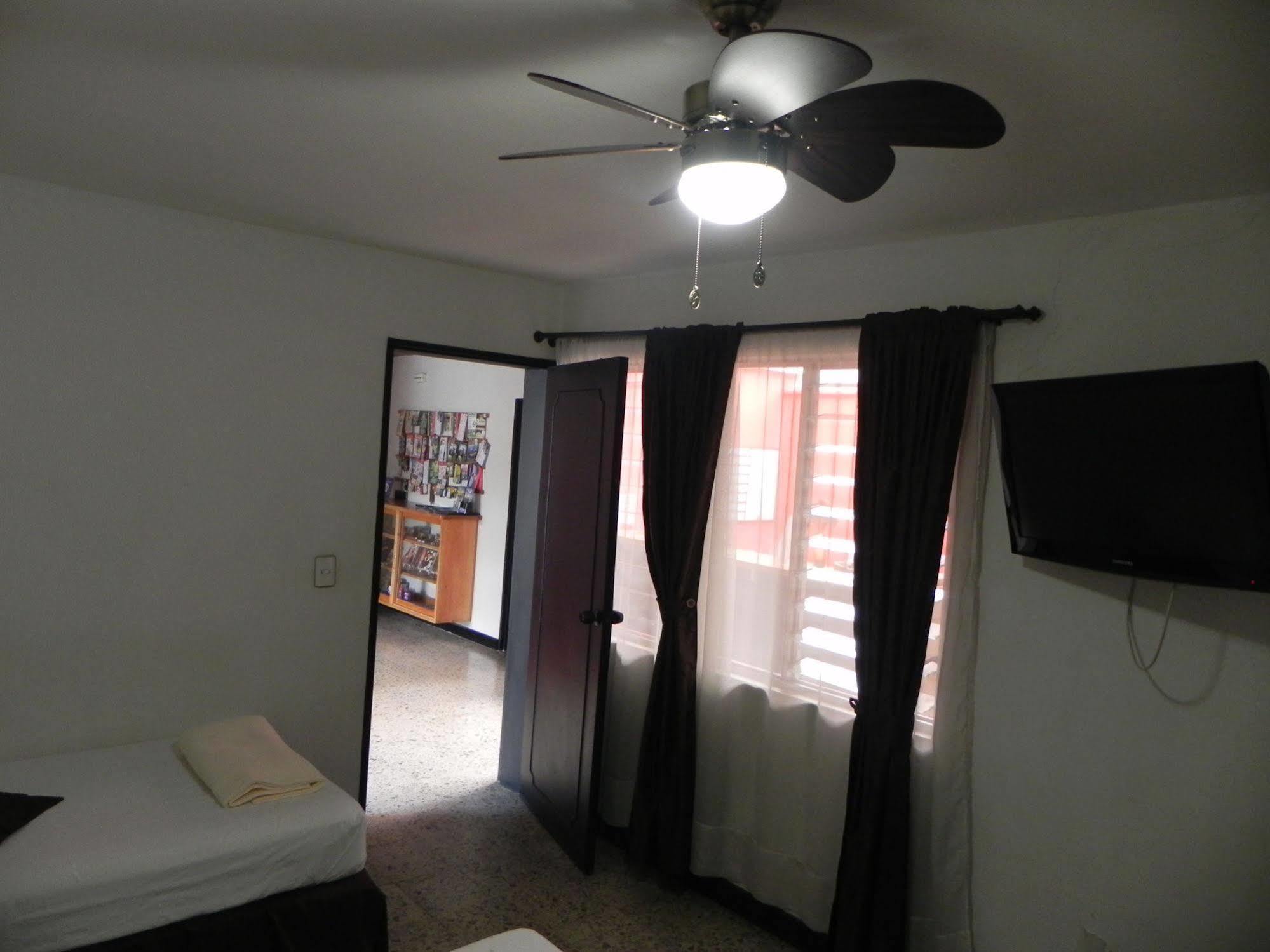 Hostal Tamarindo Inn 메딜린 외부 사진