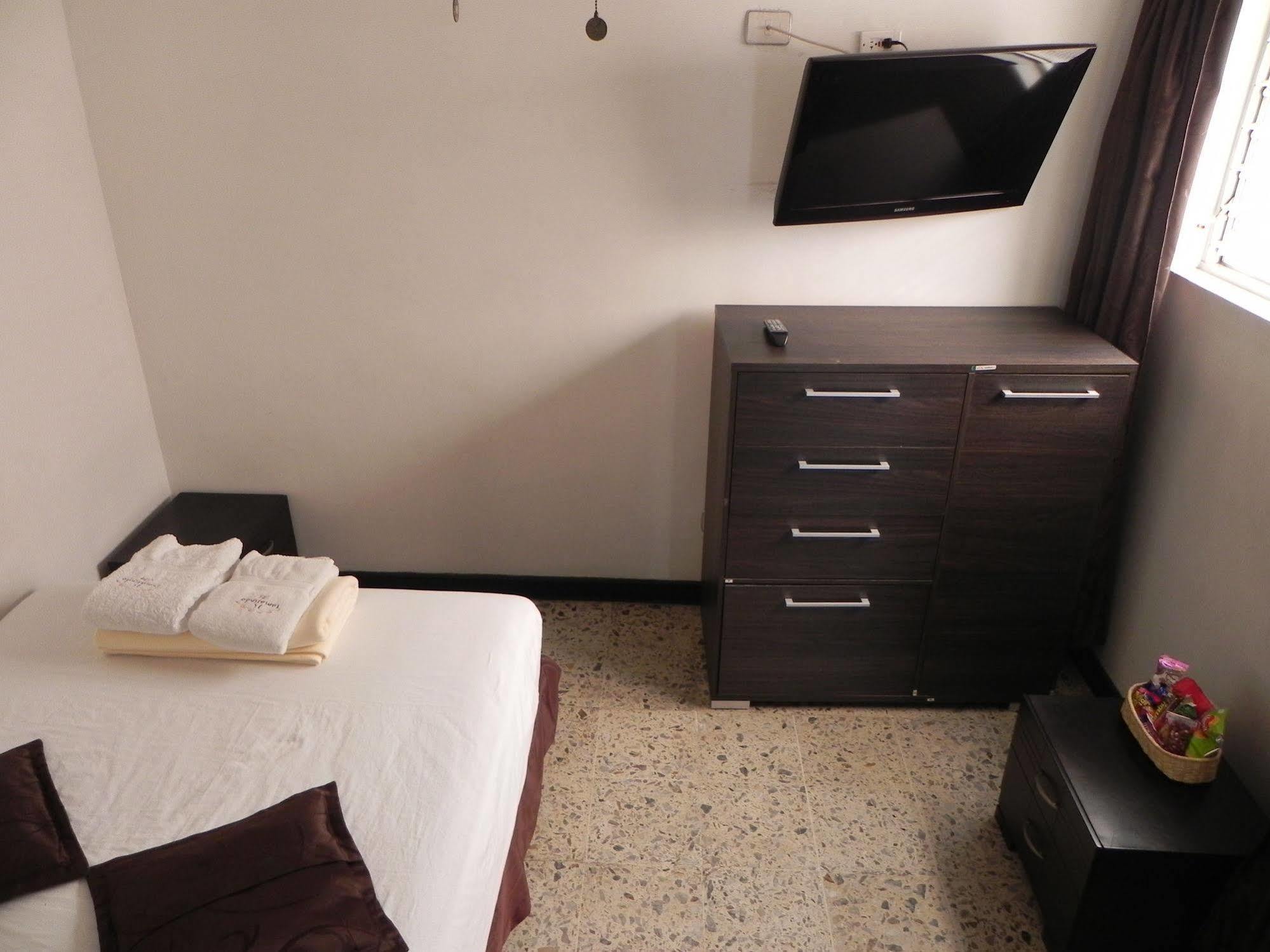 Hostal Tamarindo Inn 메딜린 외부 사진