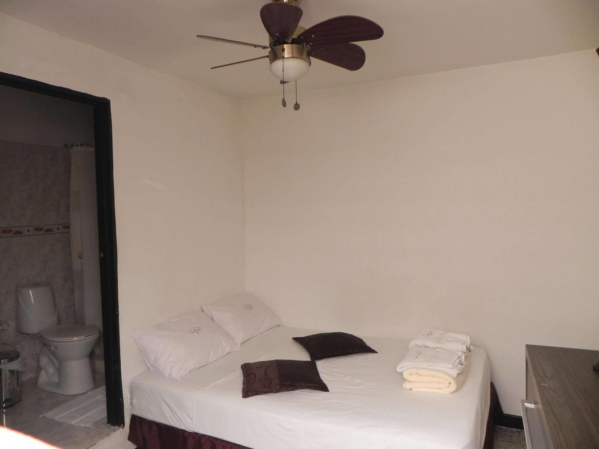 Hostal Tamarindo Inn 메딜린 외부 사진